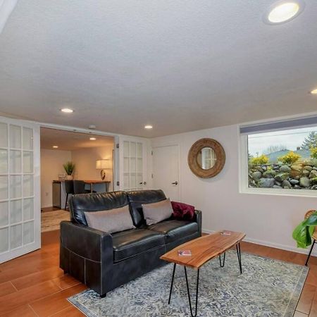 Private New Garden Apartment W Hot Tub Camas エクステリア 写真