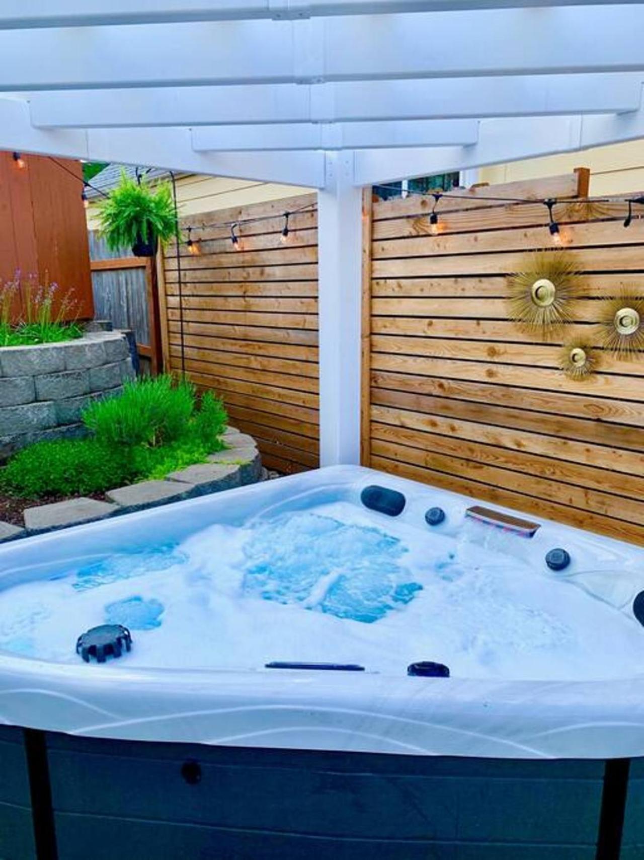 Private New Garden Apartment W Hot Tub Camas エクステリア 写真